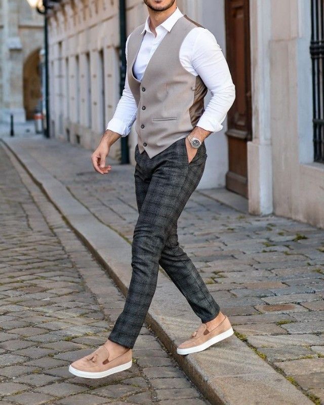 Áo ghi lê len nam phối với sơ mi trắng phong cách preppy